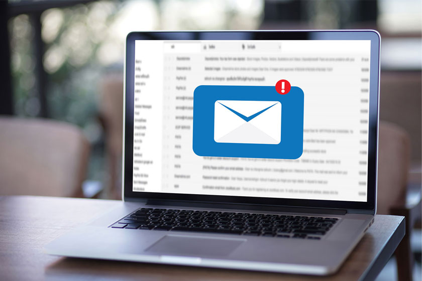 Foto de um email na tela de um notebook