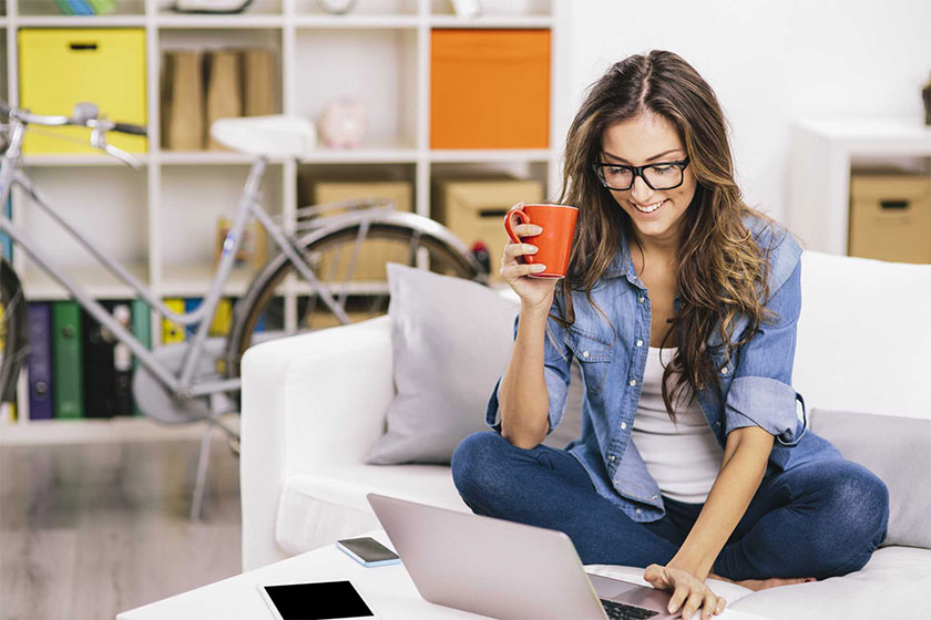 Foto de uma mulher procurando por um estágio no notebook