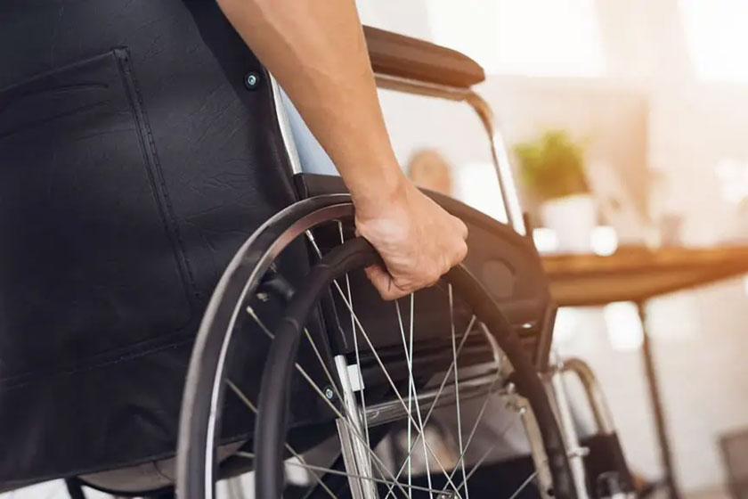 Foto de uma pessoa na cadeira de rodas